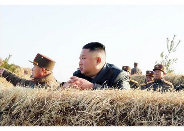김정은 북한 국무위원장이 20일 서부전선대연합부대의 포사격대항경기를 지도했다고 조선중앙통신이 21일 보도했다. 21일 노동신문이 공개한 사진. /연합뉴스