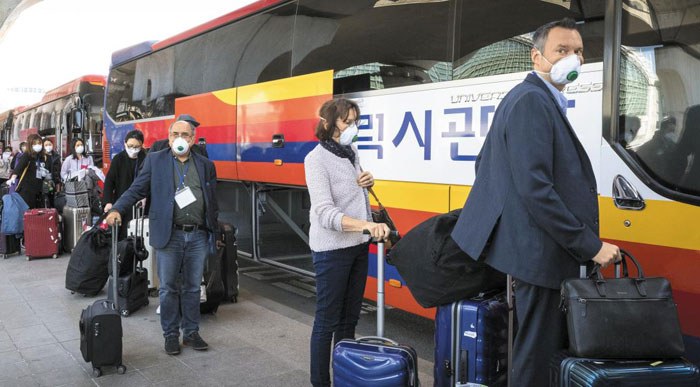 22일 오후 독일 프랑크푸르트발 항공기를 타고 국내 입국한 탑승객들이 인천국제공항에서 충남 천안의 임시생활시설로 이동하기 위한 버스에 탑승하고 있다.