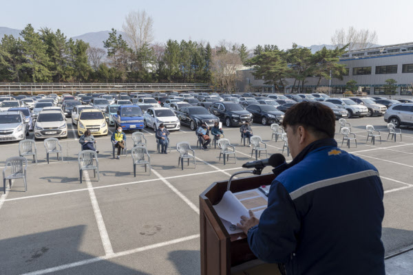 지난 22일 한국지엠새마을금고 사내 주차장에서 500여명의 회원이 자동차에 탑승한 상태로 참석(Drive Through)한 가운데 정기총회가 진행했다./한국지엠