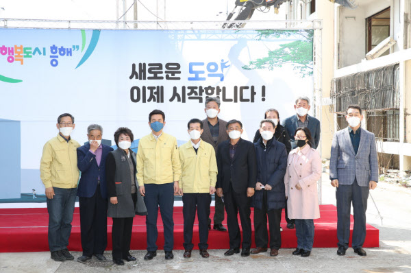 24일 경북 포항시 북구 흥해읍 대성아파트 앞에서 이강덕 포항시장(왼쪽에서 4번째)과 포항시 관계자들이 특별재생사업 시작을 알리는 착공식을 열었다. /포항시