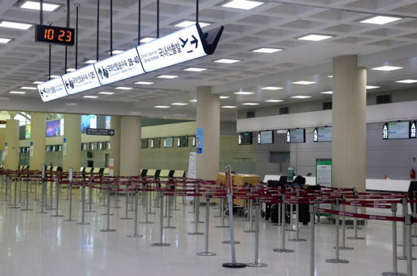 텅 비어있는 제주국제공항 국제선 대합실/연합뉴스