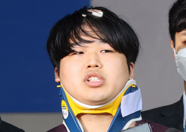 텔레그램 ‘박사방’ 운영자 조주빈씨가 25일 오전 서울 종로경찰서에서 검찰로 송치되고 있다./연합뉴스
