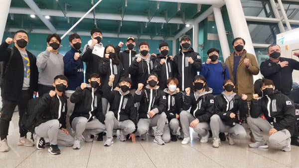 지난달 25일 도쿄올림픽 아시아·오세아니아 지역 예선이 열리는 요르단 암만으로 출국하는 한국 복싱 국가 대표팀이 인천공항 출국장에서 파이팅을 외치고 있다./연합뉴스
