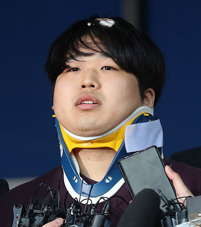 텔레그램 '박사방' 운영자 조주빈이 25일 종로경찰서에서 검찰로 이감되는 과정에서 취재진 앞에서 발언하고 있다. /오종찬 기자