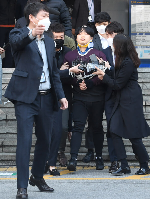 미성년자를 포함한 여성을 협박해 성 착취 불법 촬영물을 제작하고 유포한 텔레그램 '박사방' 운영자 조주빈이 25일 오전 서울 종로경찰서에서 검찰로 송치되고 있다. /연합뉴스
