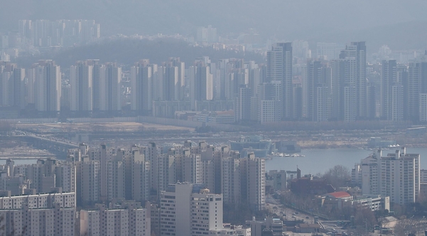 지난 18일 서울 남산에서 바라본 반포(위)와 용산(아래) 아파트 밀집지역. /연합뉴스