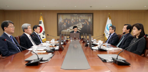 이주열 총재와 6명의 금통위원들./한국은행 제공
