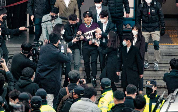 모습 드러낸 ‘박사’ 취재 열기 - 여성들을 협박해 성(性) 착취 불법 촬영물을 제작하고 유포한 텔레그램 ‘박사방’ 운영자 조주빈(25)이 25일 오전 서울 종로경찰서를 나서며 취재진의 질문을 받고 있다. 이날 종로경찰서 정문 밖에서는 100여명이 모여 “법정최고형을 구형하라” “공범자도 처벌하라” 등의 문구가 쓰인 피켓을 들고 항의 시위를 벌였다.