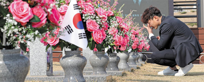천안함 폭침 10주기를 하루 앞둔 25일 천안함 생존 장병 함은혁(31) 예비역 하사가 국립대전현충원 천안함 46 용사 묘역을 둘러보고 있다. 폭침 이후 공황장애와 폐소공포증에 시달렸다는 함씨는 “죽은 전우들을 대신해 진실을 알리기 위해 천안함 사고를 다룬 웹툰을 준비 중”이라고 했다.