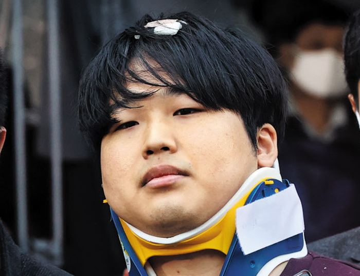 목 깁스한 n번방 박사 “악마의 삶 멈춰줘 감사” - 미성년자 등을 협박해 성(性) 착취 동영상을 제작하고 소셜미디어 텔레그램 채팅방을 통해서 퍼뜨린 조주빈(25)이 25일 오전 서울 종로경찰서를 나서고 있다. 조주빈은 범행을 부인하며 경찰서 화장실벽에 머리를 찧는 등 자해 소동을 벌이다 목 깁스를 하게 된 것으로 알려졌다. 그는 취재진에게 “멈출 수 없었던 악마의 삶을 멈춰주셔서 감사하다”고 말했다. 조씨는 이르면 26일 첫 검찰 조사를 받는다.
