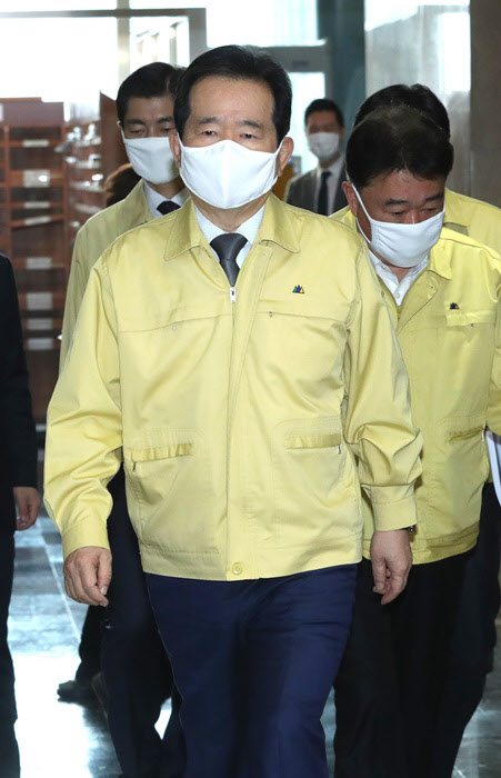 정세균 국무총리가 26일 정부서울청사에서 열린 코로나 바이러스 감염증 대응 중앙재난안전대책본부 회의장으로 입장하고 있다./연합뉴스