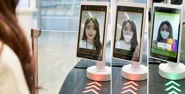 LG CNS의 직원이 회사 출입문 앞에서 본인 인증하는 모습. 직원인지만 확인하는게 아니라, 마스크 착용 여부도 체크한다. 오른쪽 마지막 사진의 윗부분에 검정색의 카메라가 체온을 측정한다. 마스크를 안 썼거나, 체온이 37.3도가 넘으면 문을 안 열어준다./LG CNS