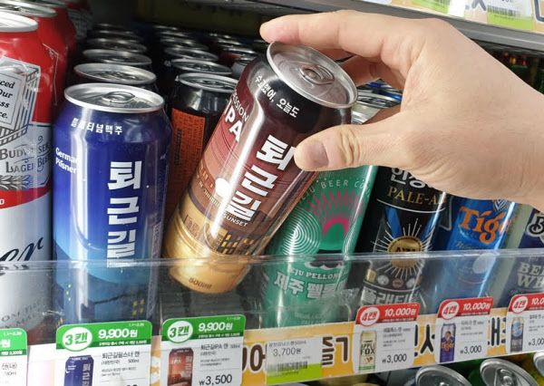 편의점에서 판매하는 맥주 등 주류. 코로나 사태로 혼자 집에서 술을 즐기는 사람이 늘면서 편의점 주류 판매도 증가했다. /CU