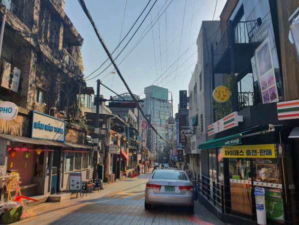 지난 24일 오후 찾은 서울 서대문구 신촌 일대. 개강 시즌임에도 불구하고 사람이 없어 휑한 모습이다. /정민하 기자