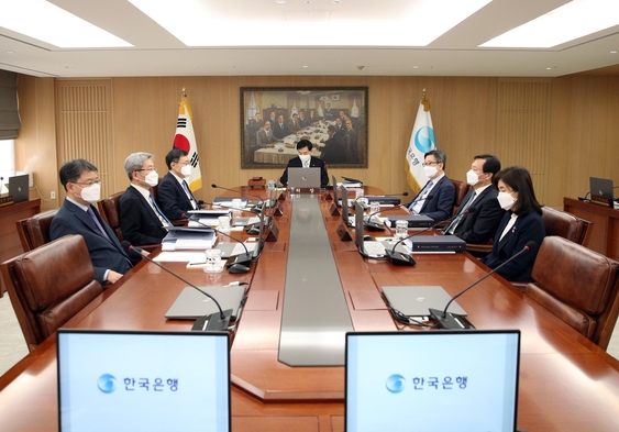 이주열(가운데) 한국은행 총재와 금융통화위원들이 지난달 27일 서울 중구 한은 본관에서 열린 금통위 회의에 참석했다./한은 제공