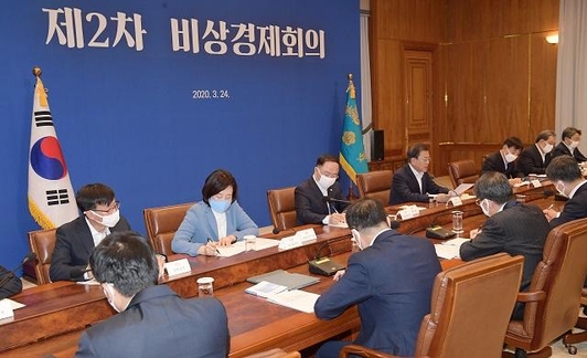 문재인(뒷줄 가운데) 대통령이 24일 청와대에서 코로나19 관련 2차 비상경제회의를 주재하고 있다. /연합뉴스