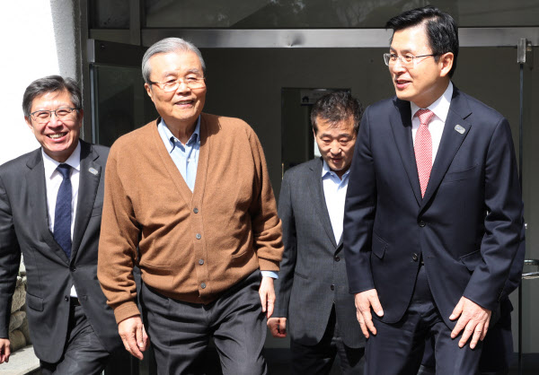 미래통합당 황교안 대표가 26일 오전 김종인 전 더불어민주당 비상대책위원회 대표를 구기동 자택으로 찾아가 만나고 있다. 미래통합당은 이번 총선에서 공동 선거대책위원장으로 영입하기로 결정했다. /미래통합당 제공