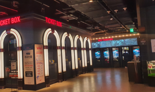 지난달 27일 서울 시내 한 CGV 발권 창구가 한산한 모습이다. /이선목 기자