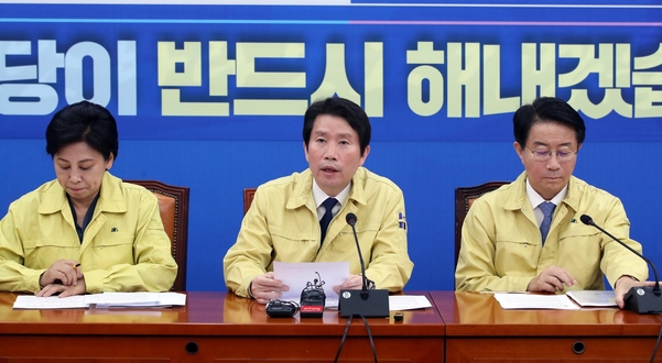 26일 오전 서울 여의도 국회에서 열린 더불어민주당 코로나19 국난극복위원회 실행위원회 회의에서 이인영 원내대표가 발언하고 있다. /연합뉴스