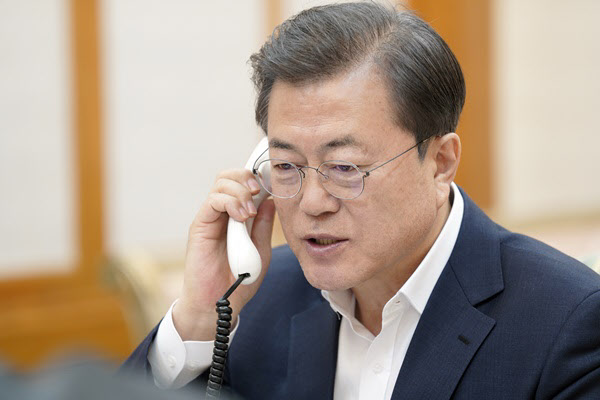 문재인 대통령이 24일 오후 청와대 관저에서 도널드 트럼프 미 대통령과 통화하고 있다/청와대