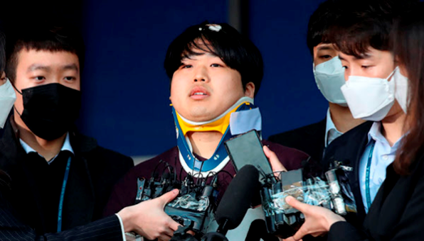 여성을 협박해 성 착취 불법 촬영물을 제작하고 유포한 텔레그램 '박사방' 운영자 조주빈이 25일 오전 서울 종로경찰서에서 검찰로 송치되고 있다. /오종찬 기자