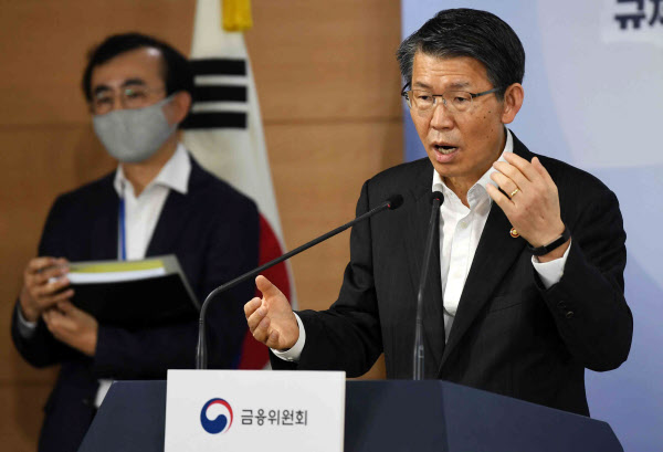 은성수(오른쪽) 금융위원장이 지난 24일 오후 서울 정부서울청사에서 코로나 사태에 대응하기 위한 금융시장 안정화 방안을 발표하고 있다. /뉴시스