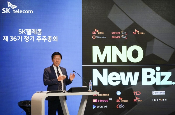 박정호 사장이 SK텔레콤 본사 사옥 4층 수펙스홀에서 주주들에게 경영성과, 사업비전을 설명하고 있는 모습. /SK텔레콤 제공