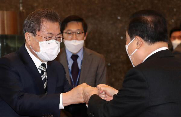문재인 대통령이 지난 2월 국회를 찾아 문희상 국회의장과 주먹인사를 하고 있다./이덕훈 기자