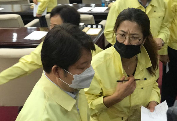 권영진 대구시장(사진 왼쪽)이 26일 코로나 바이러스 감염증 극복 추경예산안 처리를 위한 임시회 이후 이진련 더불어민주당 대구시의원(사진 오른쪽)으로부터 긴급 생계자금 지급과 관련해 항의를 받고 있다. /연합뉴스