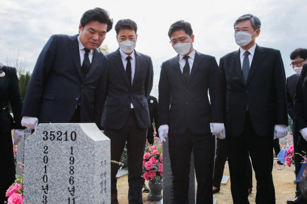 미래한국당 원유철(맨 왼쪽) 대표와 21대 총선 비례대표 후보들이 26일 오전 국립대전현충원 천안함 46용사 묘역을 찾아 참배하고 있다. /미래한국당 제공