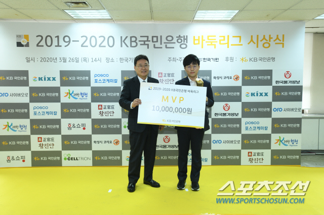 ◇KB바둑리그에서 첫 MVP에 선정된 신민준 9단(오른쪽). 사진제공=한국기원