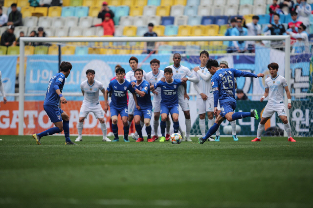 염기훈의 프리킥 장면 사진제공=프로축구연맹