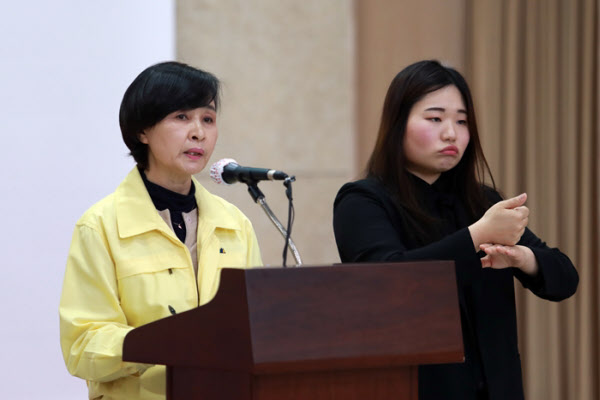 26일 전정애 충북도 보건복지국장이 도청 대회의실에서 코로나 바이러스 감염증 관련 브리핑을 하고 있다./충북도