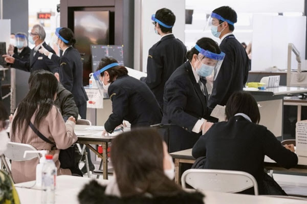지난 21일 일본 도쿄 인근 지바현 나리타 국제공항에서 일본 검역 당국 직원들이 마스크와 방역 장비 등을 착용하고 입국 검사를 실시하고 있다./AP 연합뉴스