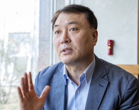 열린민주당 비례대표 후보인 황희석 전 법무부 인권국장이 26일 서울 여의도의 한 카페에서 본지와 인터뷰하고 있다.