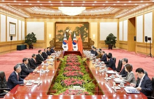 문재인 대통령(오른편)과 시진핑 중국 국가주석이 2019년 12월 23일 중국 베이징 인민대회당에서 한·중 정상회담을 하고 있다. /청와대