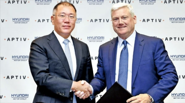 정의선 현대차그룹 수석부회장과 케빈 클락 앱티브 CEO가 지난해 9월 미국 뉴욕 골드만삭스 본사에서 자율주행 기술 개발 합작법인을 설립하기 위한 본계약을 체결한 뒤 손을 맞잡았다. /현대차그룹