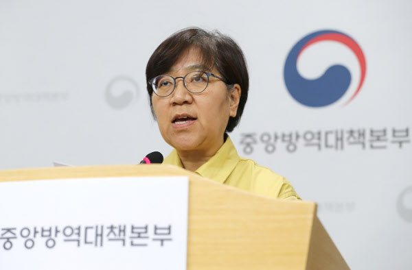 정은경 중앙방역대책본부장(질병관리본부장)이 지난달 24일 오후 충북 청주시 질병관리본부에서 신종 코로나바이러스 감염증 국내 발생현황 및 확진환자 중간조사 결과 등 정례브리핑을 하고 있다. /연합뉴스