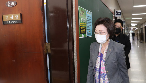 민생당 장정숙 원내대표가 27일 오전 서울 여의도 국회에서 열린 비공개 최고위원회의에 참석하고 있다. /연합뉴스