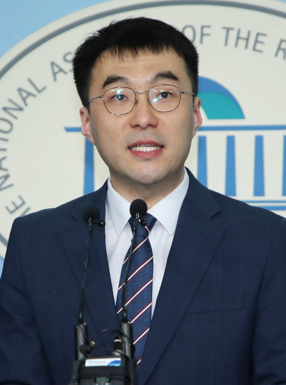 조국 백서 필진으로 이름을 올렸던 김남국 변호사가 지난달 서울 여의도 국회 정론관에서 더불어민주당 입당 기자회견을 하고 있다. 김 변호사는 민주당에서 전략 공천을 받은 뒤 필진에서 발을 뺐다. /뉴시스
