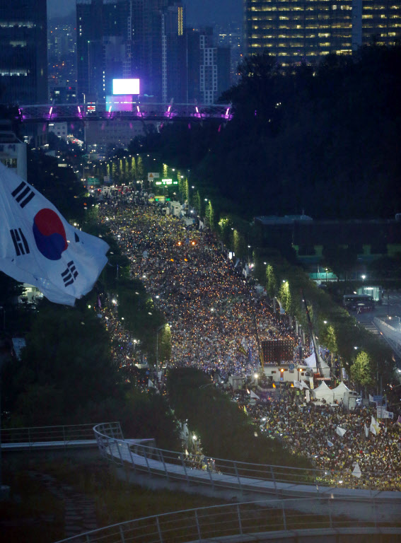 개싸움국민운동본부는 지난해 서울 서초동 조국수호촛불문화제를 주도했다. 사진은 지난해 9월 28일 서초동 중앙지검 앞에서 열린 '7차 검찰개혁 사법적폐청산을 위한 촛불집회'. /남강호 기자