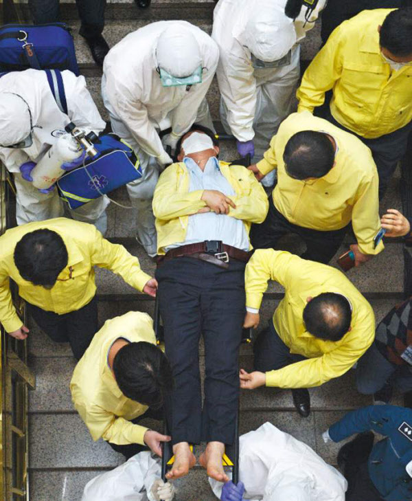 지난 26일 오후 대구시의회 임시회에서 퇴장하다 쓰러져 대구시청으로 옮겨진 권영진 대구시장이 들것에 실려가고 있다./뉴시스