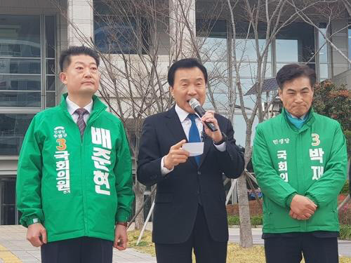 바른미래당 손학규 전 대표가 지난 24일 민생당 총선 후보 출마 기자회견에서 인사말을 하고 있다./연합뉴스