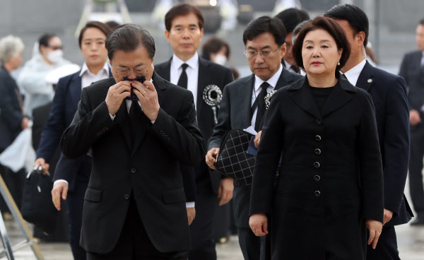 문재인 대통령과 김정숙 여사가 27일 국립대전현충원에서 서해수호의 날 기념식을 마친 후 묘역으로 이동하고 있다. /연합뉴스