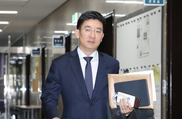 미래통합당 김세연 의원이 지난 14일 국회에서 열린 당 공천관리위원회 회의에 참석하고 있다. /연합뉴스