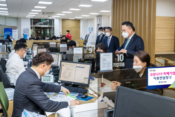 광주은행은 코로나 피해 전담창구를 개설, 자영업자와 소상공인들의 보증상담과 서류접수, 현장방문 등 업무를 대행하고 있다. 광주은행은 이와 함께 광주신용보증재단 6개 지점에 직원 12명을 파견, 지점현장에서 상담과 접수도 병행하고 있다. 송종욱 광주은행장이 코로나 피해 전담창구를 방문하고 있다./광주은행 제공