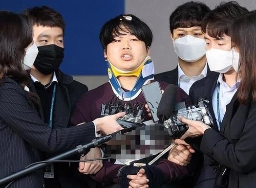 여성을 협박해 성 착취 불법 촬영물을 제작하고 유포한 텔레그램 '박사방' 운영자 조주빈이 25일 오전 서울 종로경찰서에서 검찰로 송치되고 있다. /연합뉴스
