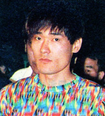 1999년 7월 검거 당시 신창원의 모습. 당시 신창원이 입었던 무지개 티셔츠가 유행하기도 했다./뉴시스