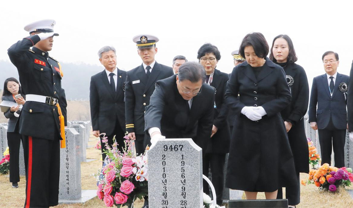 취임후 첫 서해수호의 날 기념식 참석한 문대통령 문재인 대통령이 27일 국립대전현충원에서 열린 서해수호의 날 기념식에 참석해 고(故) 한주호 준위의 묘비를 어루만지며 참배하고 있다. 한주호 준위는 천안함 폭침 사건 당시 실종자 수색 작업을 하다 목숨을 잃었다. 문 대통령이 서해수호의 날 기념식에 참석한 것은 취임 후 처음이다. 