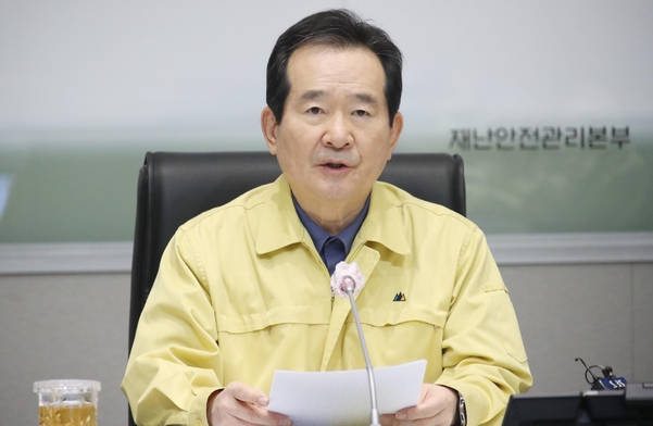 정세균 국무총리가 28일 정부서울청사 중앙재난안전상황실 서울상황센터에서 열린 코로나19 대응 중앙재난안전대책본부 회의를 주재하며 발언하고 있다./연합뉴스